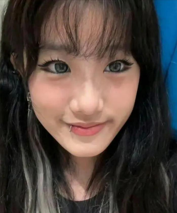 贾静雯大女儿梧桐妹近期在海边的穿搭再次引热议，继父修杰楷说自己之前提醒过，但小孩