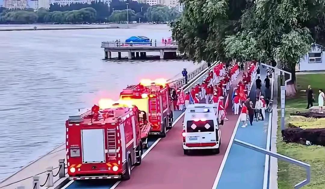 辽宁暴走团事件中，警方认定暴走团行为未造成严重后果，对团长进行批评教育，并加强活