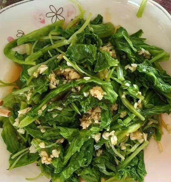 生菜可以这样吃！
气温30度以上酷热，虽然说比南方的灼热流火稍微好点，但走进厨房