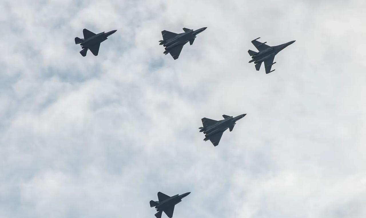 这支空中编队感觉很奇怪啊，有歼16、歼35和歼20，却唯独没有立过赫赫战功的歼1