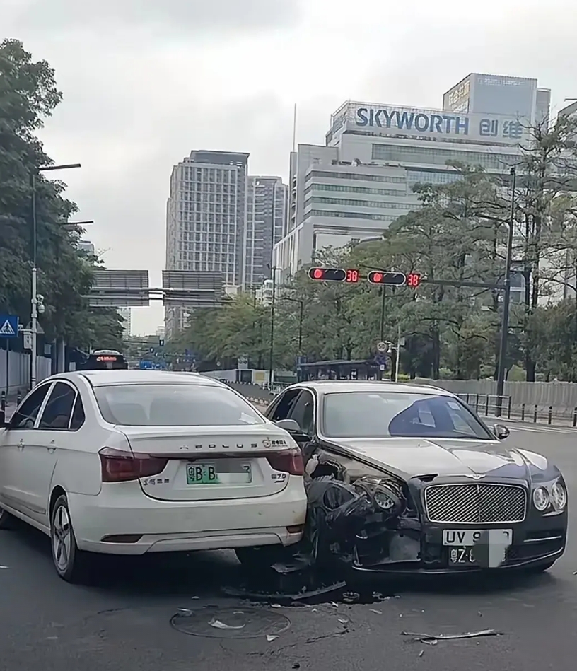 深圳一起网约车撞上香港牌照宾利的事故，交警调取监控后判定网约车全责。宾利损毁严重