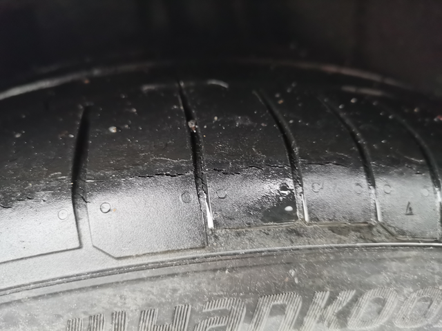 迈腾轮胎开裂
两年车轮胎这样正常吗
三万四千多公里，不到三万五
23年7月提的车