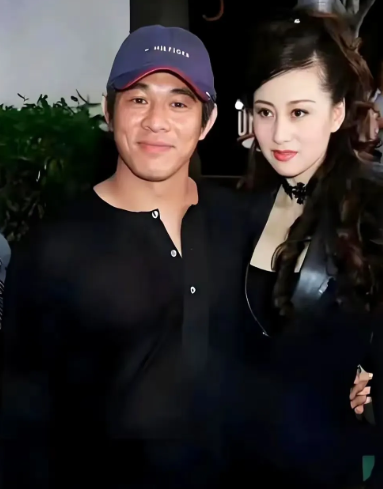 终于弄懂了
李连杰被利智迷的神魂颠倒，
不是因为黄秋燕不贤惠，也不是因为李连杰花