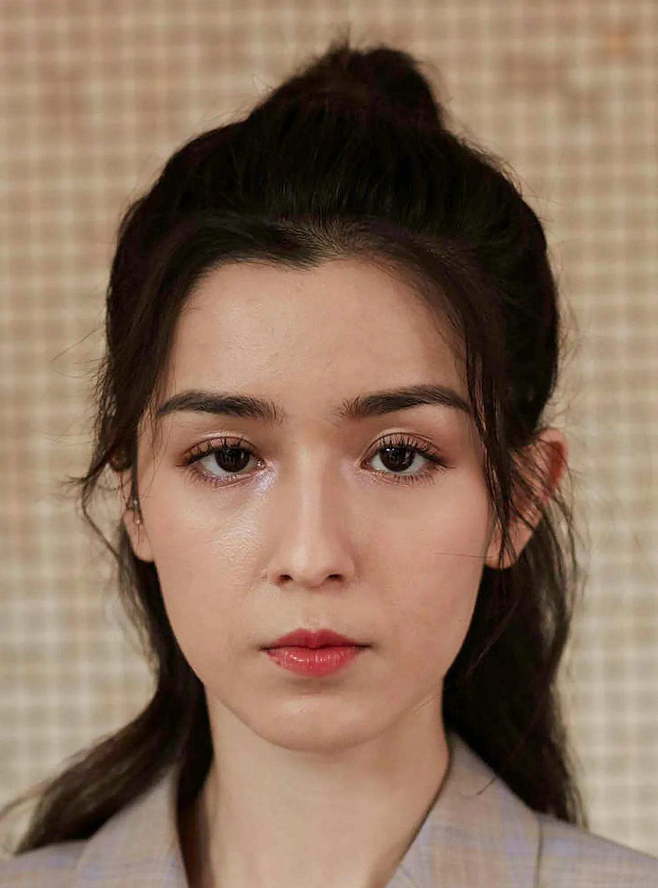 哈妮克孜的生图，直接给我看愣住了。平时在电视上看，那叫一个明艳动人，妥妥的大美女