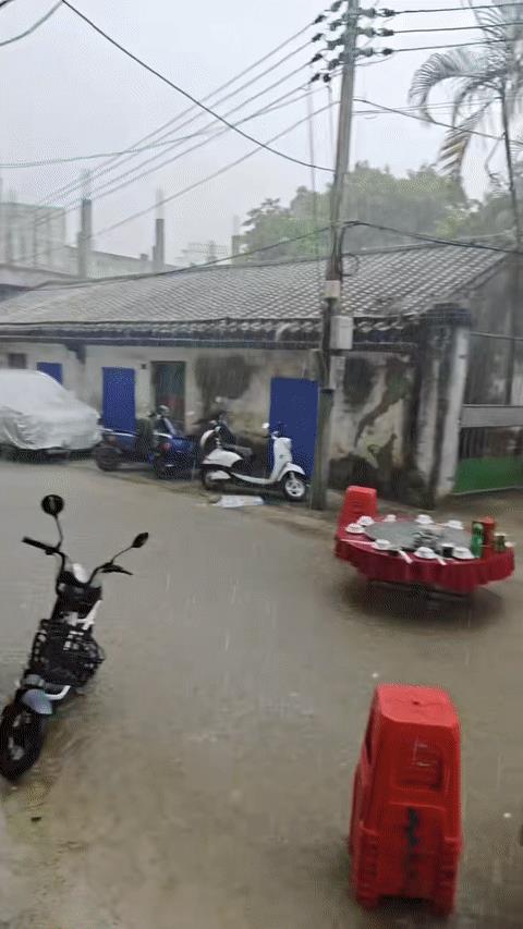 这么大的酒席都能办，还差那点搭棚钱吗？