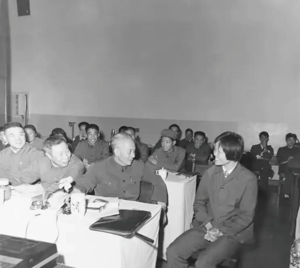 1979年11月，湖北省委第一书记陈丕显（右二）省委副书记黄知真同志（右三）和老