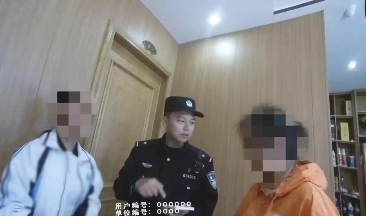 太惊险！一对母女就餐时，一个小时都未动筷，反而一直低头“玩”手机！两人似乎还在密