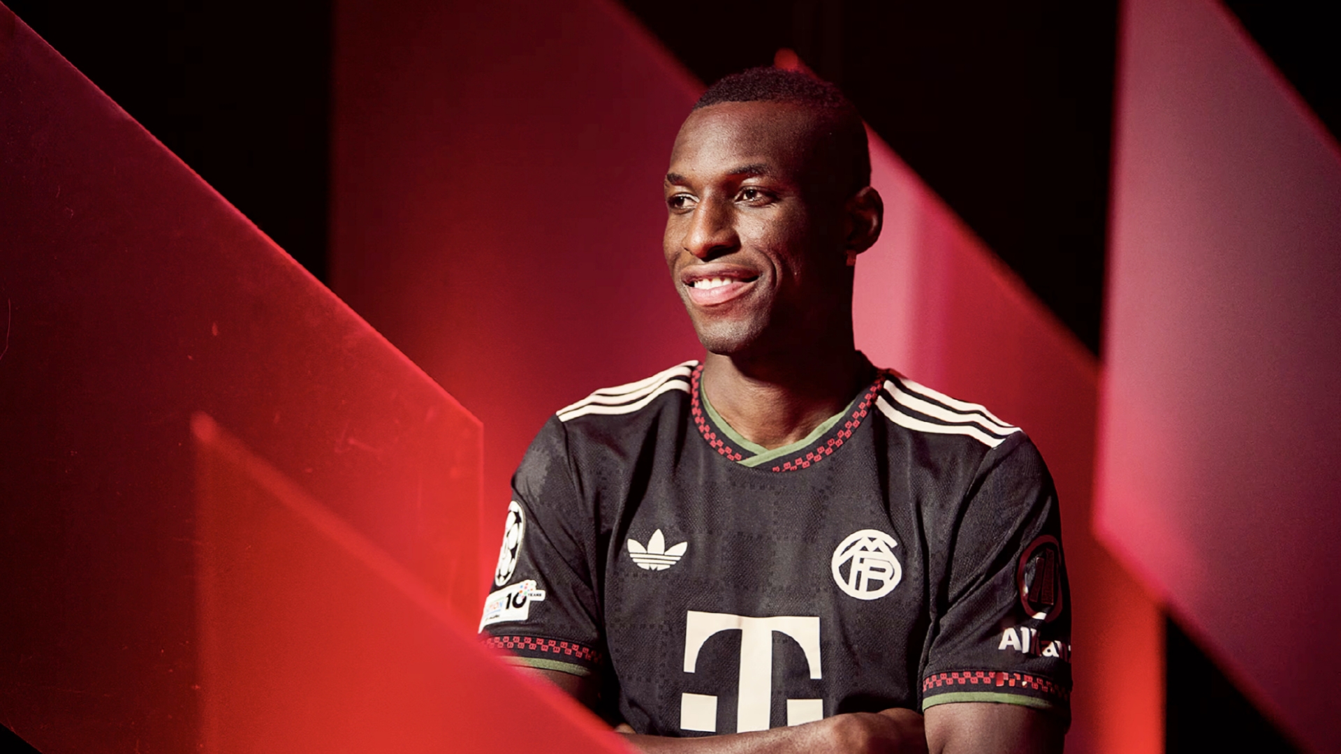 杰克逊在接受采访时被问到了很多问题，他表示：我的偶像是C罗。
对马内非常敬仰，转