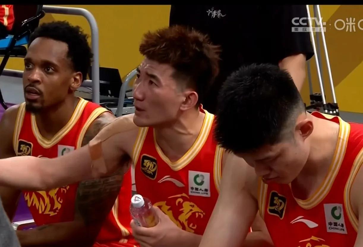 孙铭徽今天又懊恼了！广厦男篮还是时运不济啊！就算强势淘汰辽宁，还是于事无补，
胡
