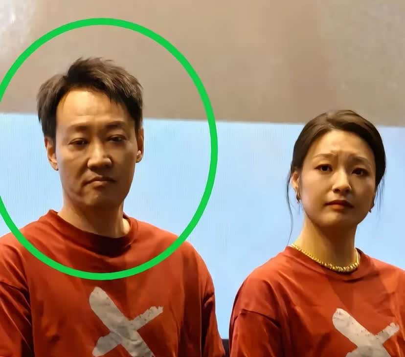 辛柏青，真是太难了！

四月底电影宣传时，有人问他妻子朱媛媛在哪，他愣了两秒