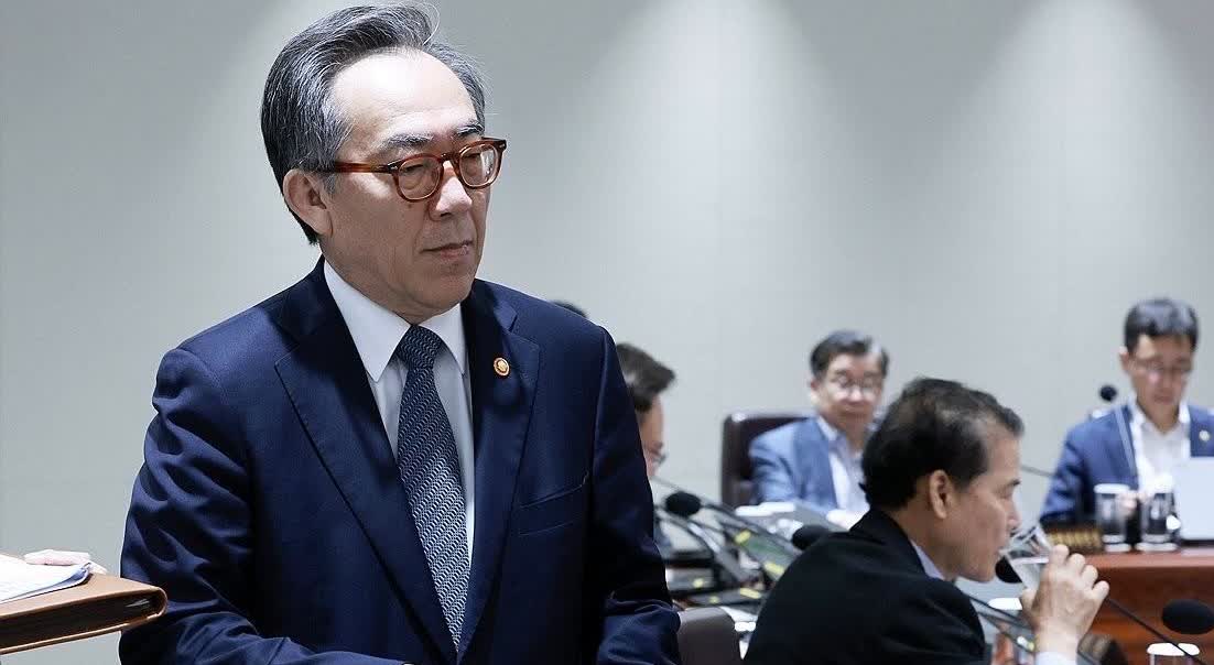 韩国内乱特检组于19日传唤前外交部长官赵兑烈。特检组当天通过媒体公告称“正对赵前