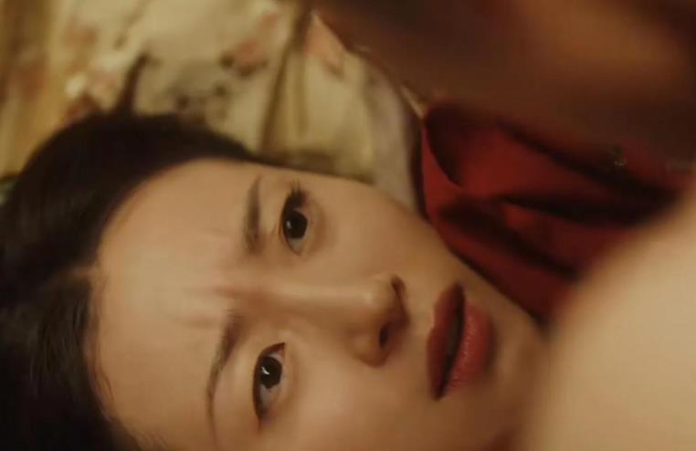 隋末，李密护送杨广的萧贵妃回扬州，途中客栈休息时，李密夜里偷偷爬到萧贵妃的床上，