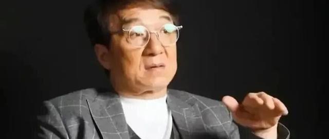 1990年，成龙在北京拍戏时，被房产中介忽悠，以每套50万的价格买下了八套四合院