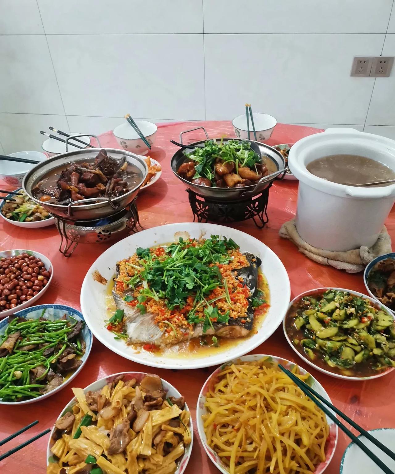 我决定以后不再对亲戚朋友发表任何建议
今年暑假回老家，老家一群亲戚朋友聚在一块吃