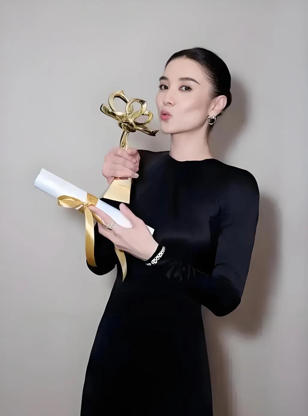 "来了！宋佳白玉兰封后！"
实力派拿奖，真的一点不意外。
这姐的演技在圈里就是扛