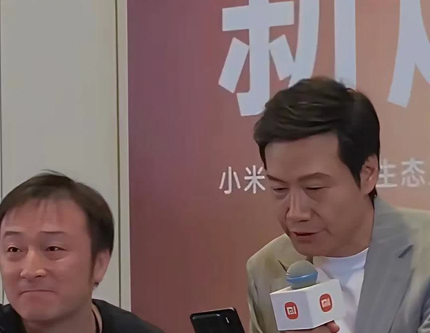 雷军的助理徐洁云落泪了！当雷总公布大定数据那一刻，他泪目了！想必小米的员工、工程