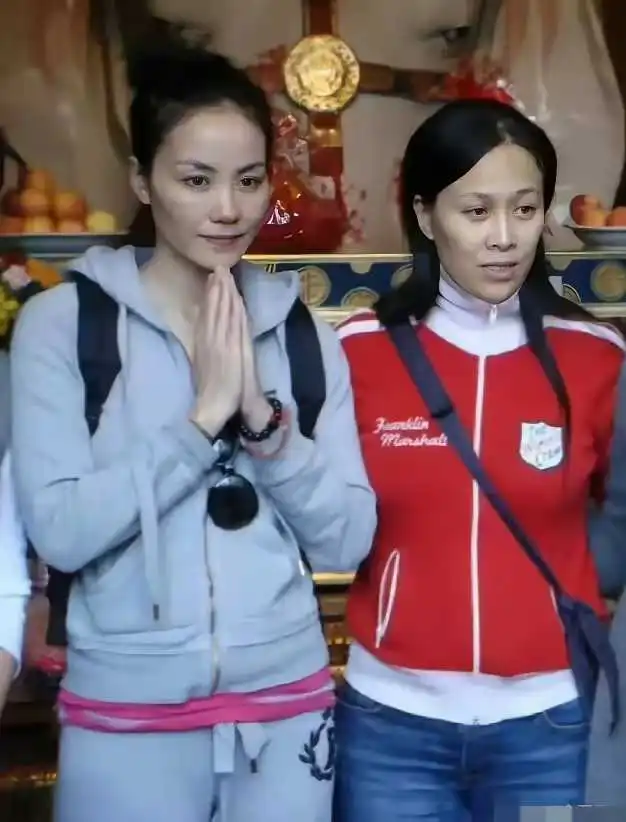 确实很虔诚，怪不得谢霆锋会重新和她在一起