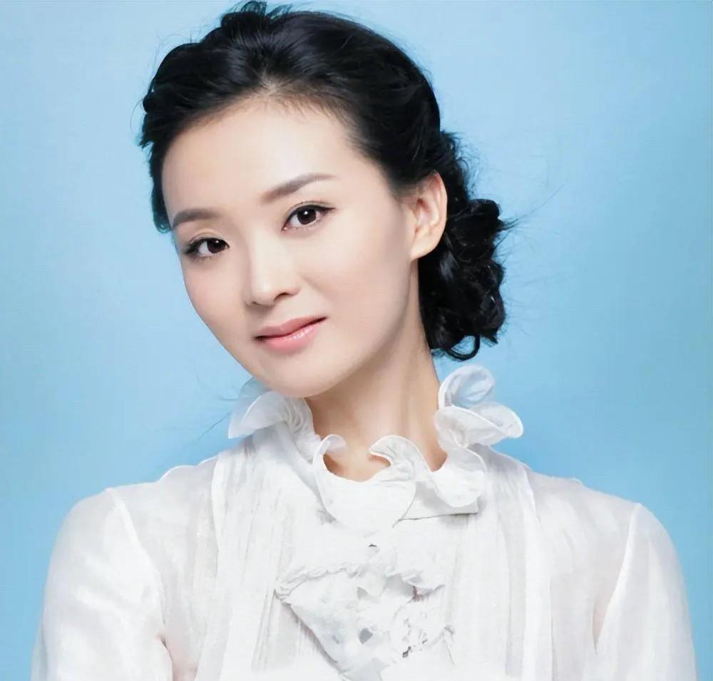 大家还记得还珠格格里的那个那个甜甜的“晴格格”吗？
当时都被她一举一动为之着迷，
