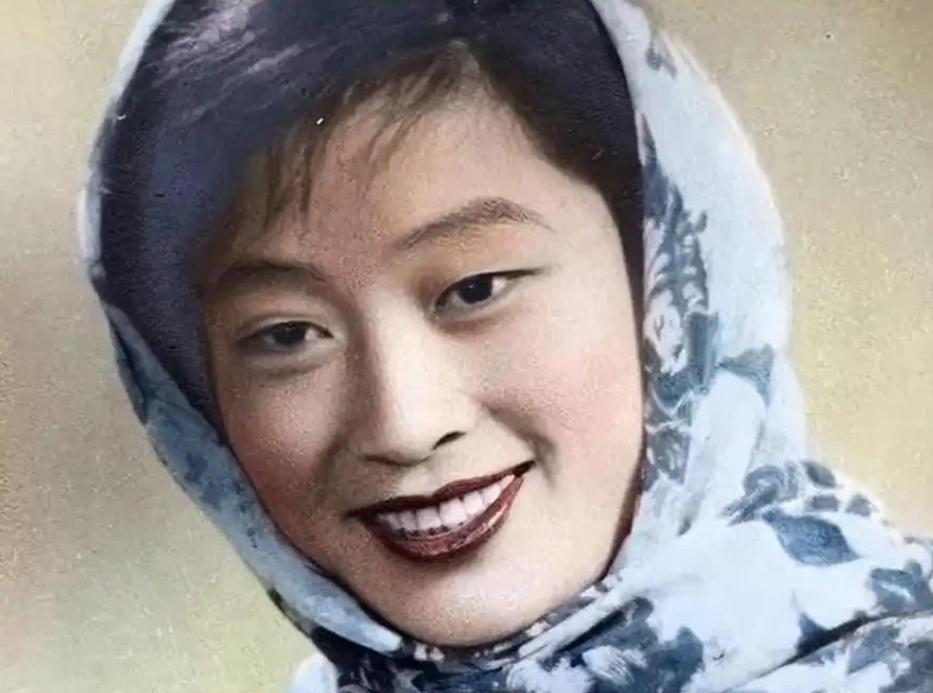 1953年的秦腔女演员孟遏云前往朝鲜参加慰问演出，但他有一个怪癖，从不在公共浴室