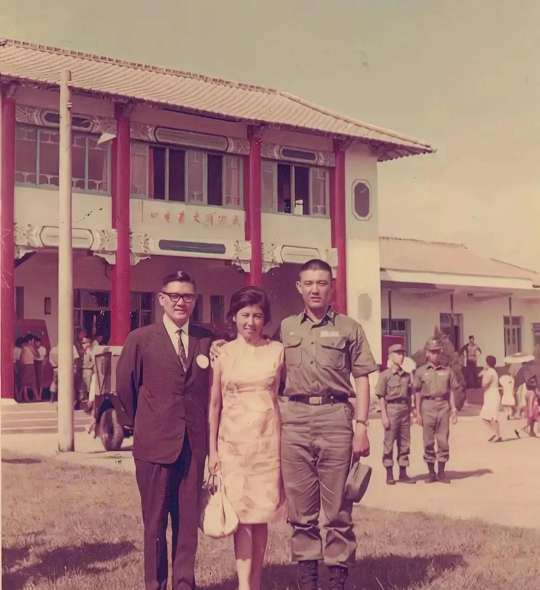 这张泛黄的老照片里，18岁（1968年）的马英九身着军装，目光坚定的与父母在军营