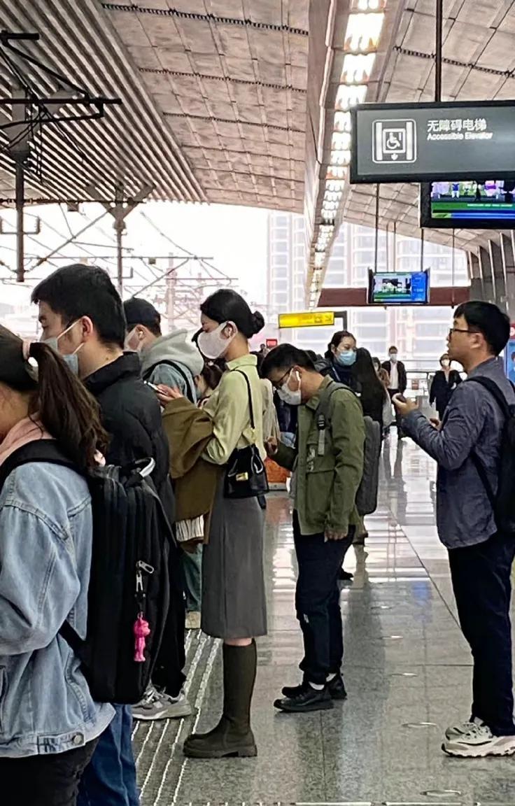 现在警察上下班不穿警服，既有规定的原因也有个人的原因。
《公安机关人民警察着装管