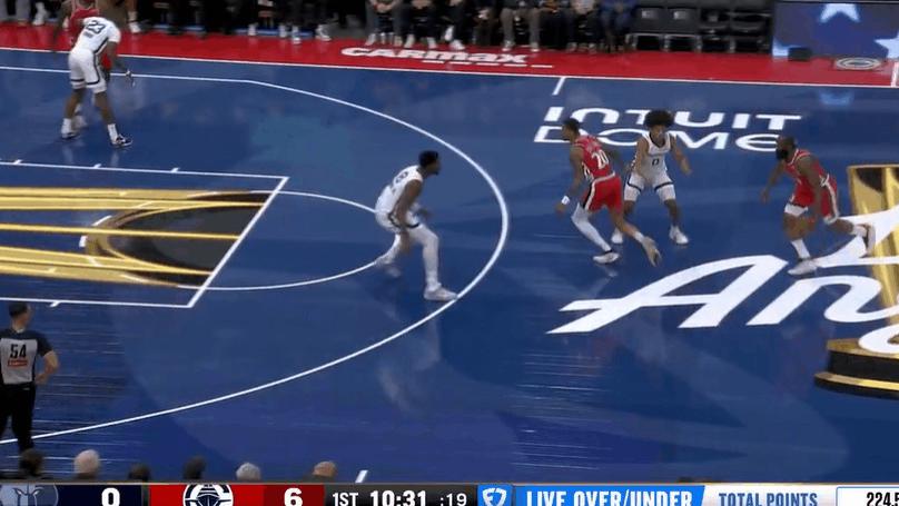 哈登背后运球干拔三分强投命中，快船开局9-0打停灰熊