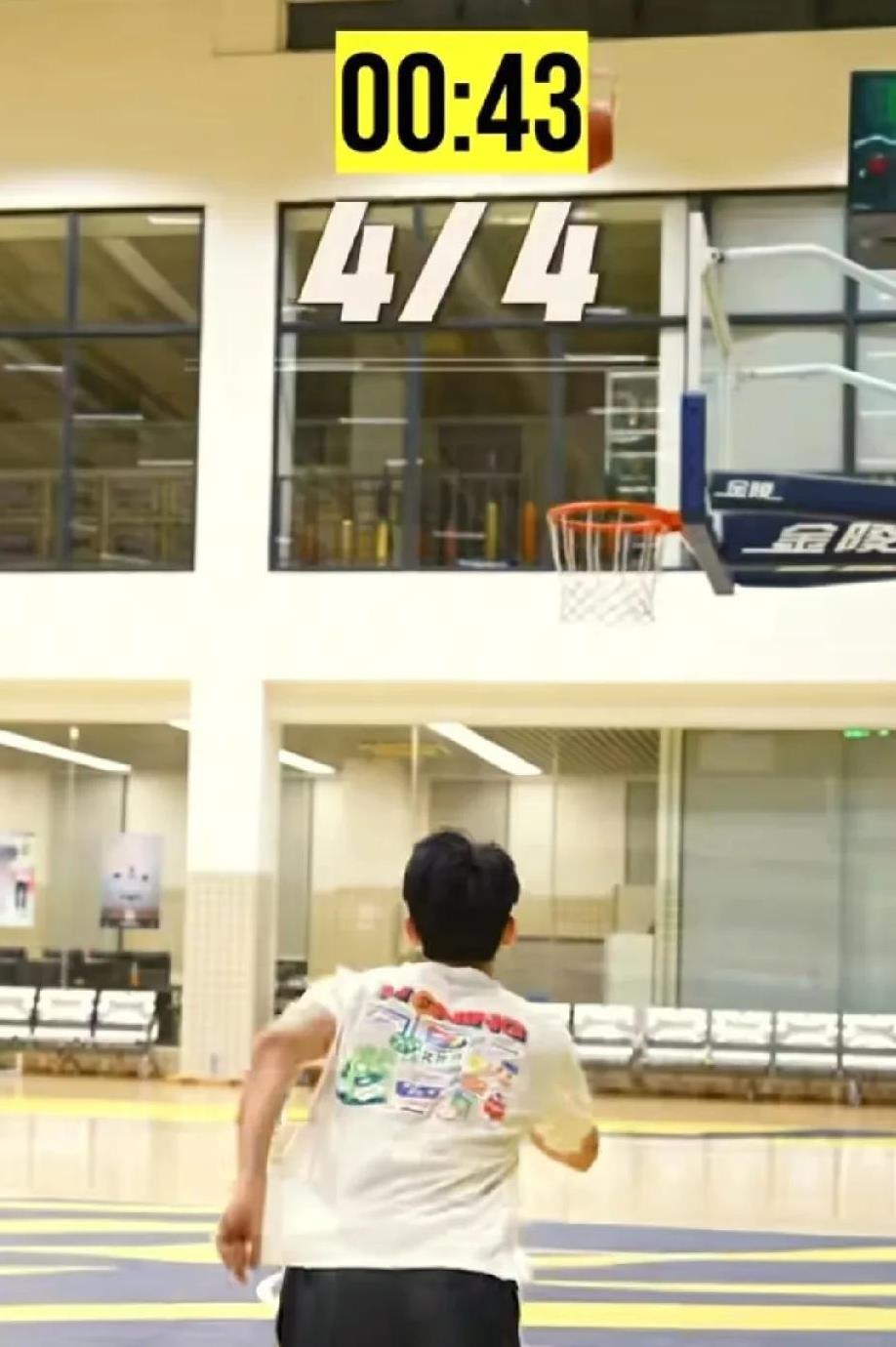 徐杰1分钟自投自抢15中14什么水平！
近日，徐杰在训练中给大家展现了一名后卫的