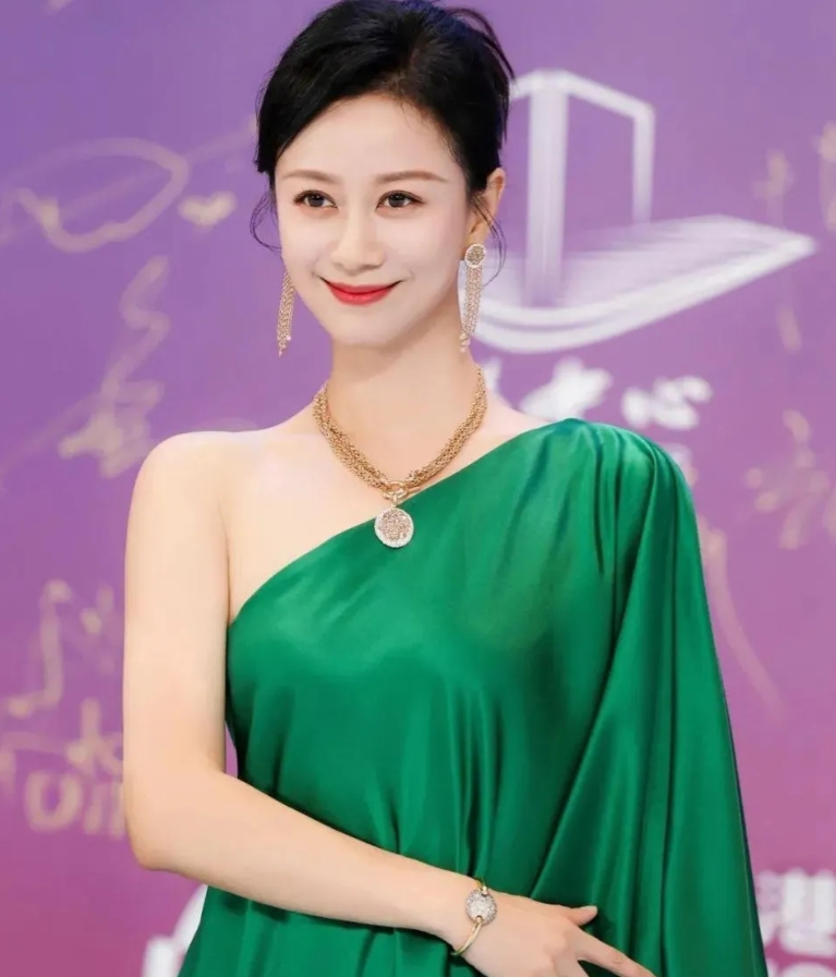 倪虹洁啊，你还能笑出来你是真的强！
拍个内衣广告被大家质疑，被亲人嫌弃；
拍个电
