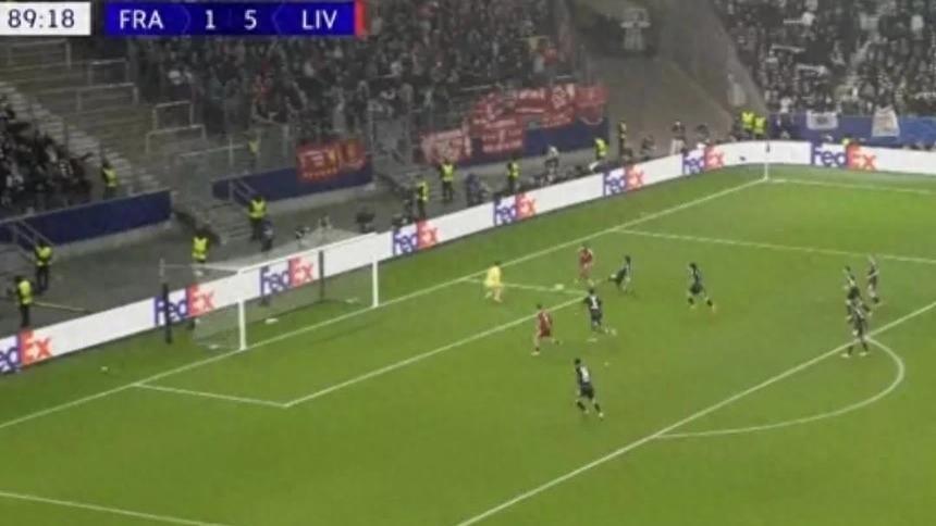 球场大戏：萨拉赫这球没传，球迷炸锅了