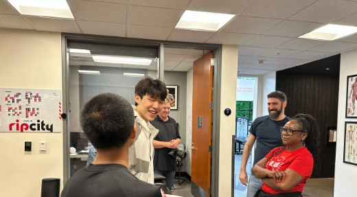 在杨瀚森加盟开拓者的官方发布会之后，球队带着大家一起参观了整个开拓者训练中心，各