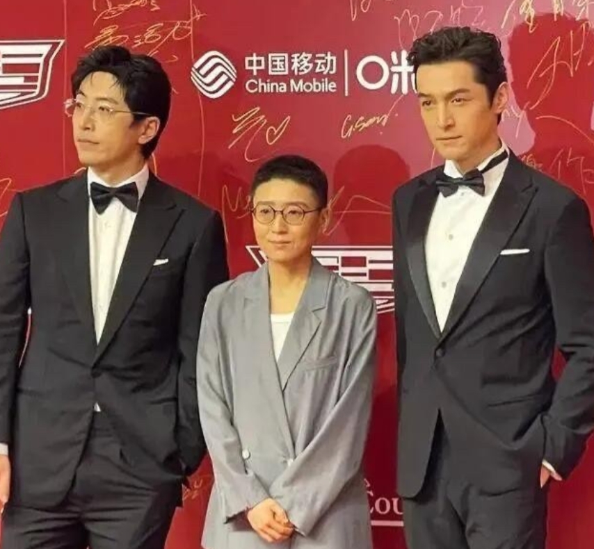明星们最尴尬的就是同台合影了，男演员那么高，女演员被秒成很矮一个了，不过她淡定自