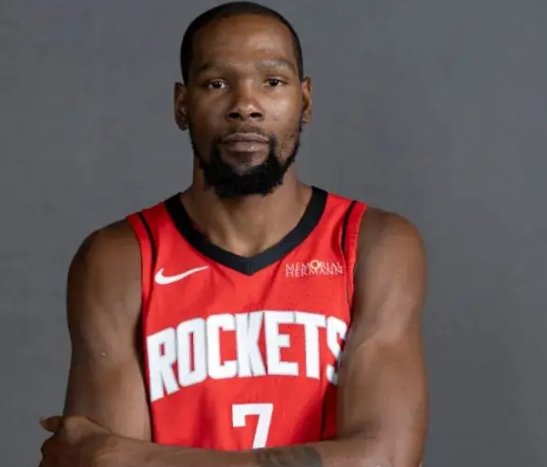 还好休赛季没交易杜兰特，不然马刺就变成现在的火箭了,过半场就张手要球单打，队友不