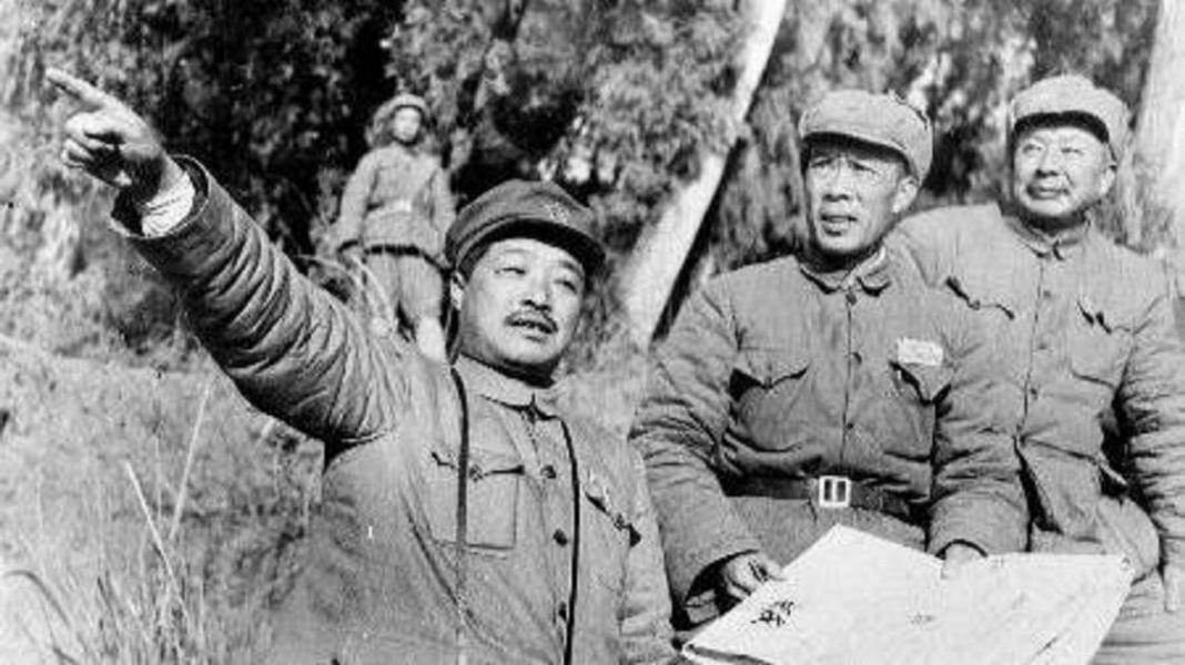 1954年，贺龙调任国家副总理。有一次，贺龙去参加一个重要会议，毛主席和贺龙两人