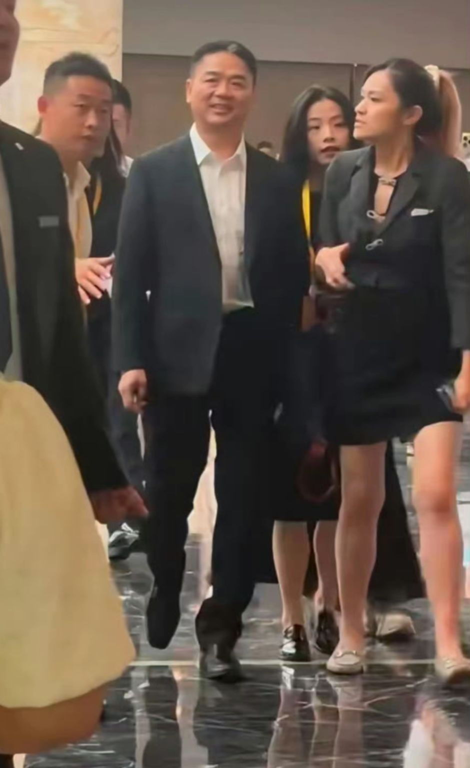 百姓把他贴门上威望很高…东哥依然是那么潇洒…