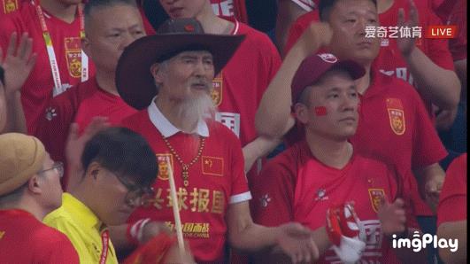 比赛结束，转播镜头没有过多给到场上球员，而是更多给到了现场的球迷！
尽管又一次没