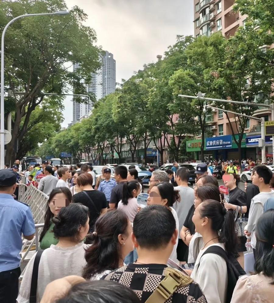 上午考完物理，孩子中午打电话来说，比去年的要容易一些，广东的物理卷难易度一直都比