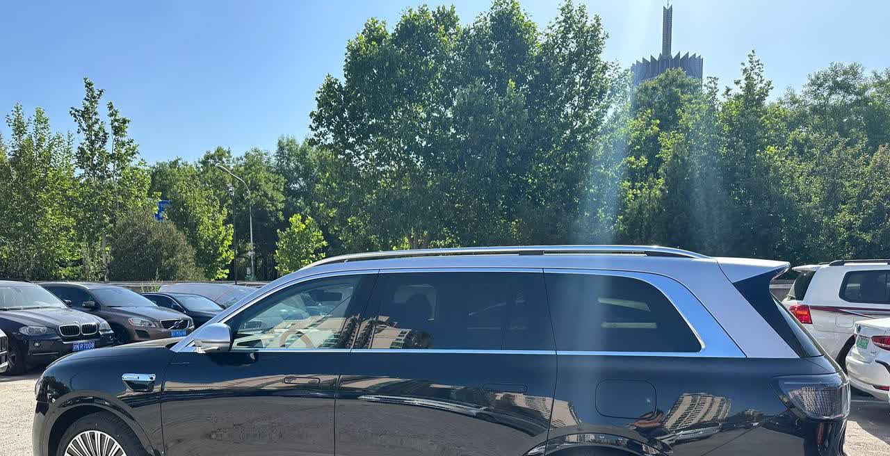 想买一款中大型SUV，
目标锁定在2025款宝马X5和问界M9，
应该怎么选