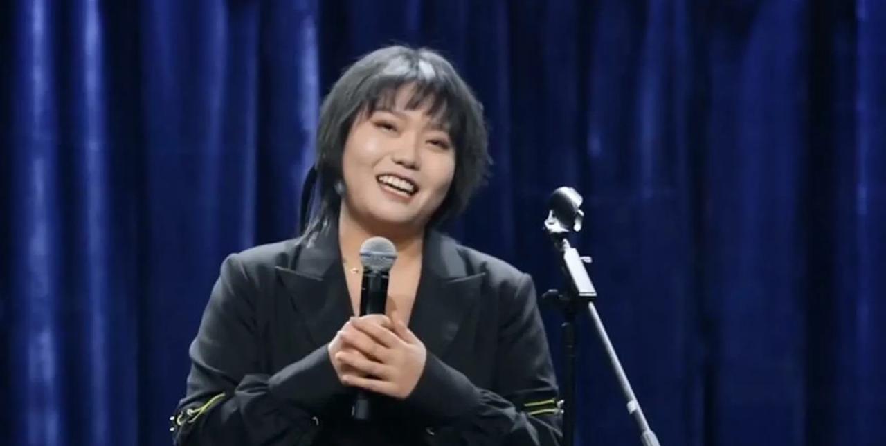 李雪琴美成这样了！扎着低马尾，碎发衬得侧脸柔柔和和，淡粉色连衣裙一穿，往那一站就