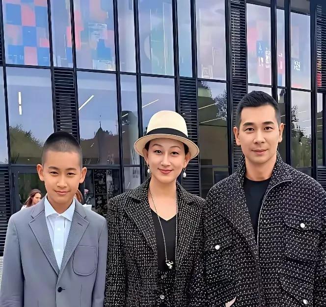 赵文卓夫妻真是最低调的，张丹露和赵文卓结婚20年，生了三个孩子
如今也是把孩子送