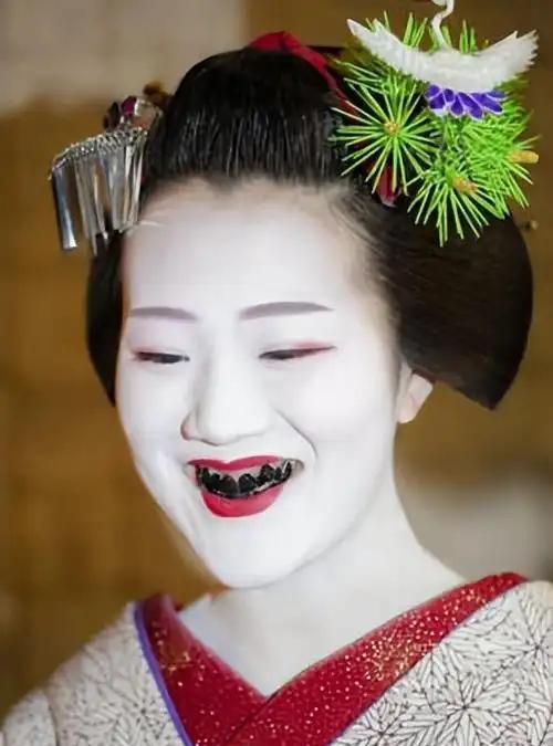 649 年，唐高宗李治转头看向两位温存后的日本公主时，喉头猛地发出嗬嗬声响。晨光