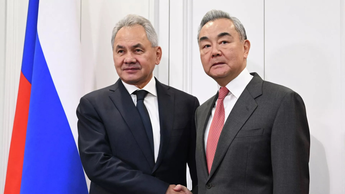 高市早苗惹翻中俄，绍伊古当着王毅面表态：一起斩断九头蛇头颅