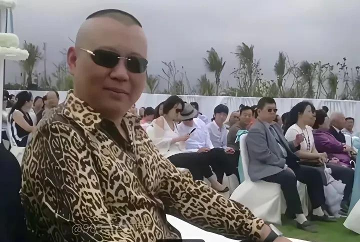 2011年的郭德纲，真的有点富得流油的感觉，那时候汪小菲和大S的婚礼，郭德纲也去
