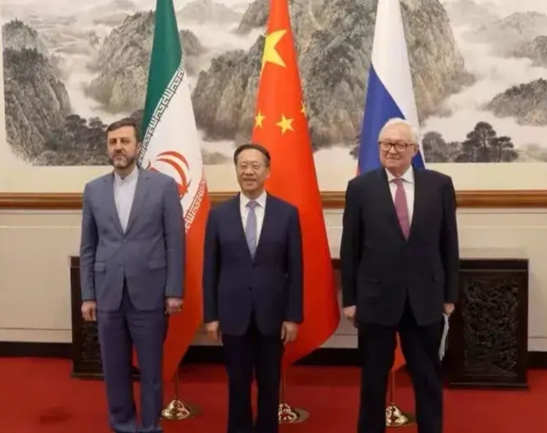 这是个大消息！美国怕啥来啥！
3月14日，中俄伊北京会晤成功举行。三国会晤都是副