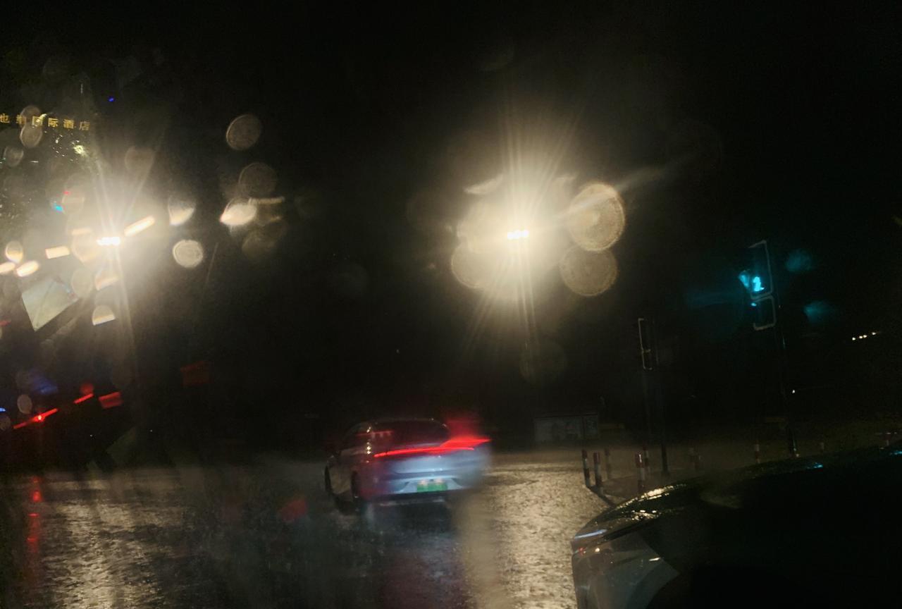 24日夜里2时，成都南三环路偏东路段暴雨如注（下图），你还不知道吧？二环内和市中