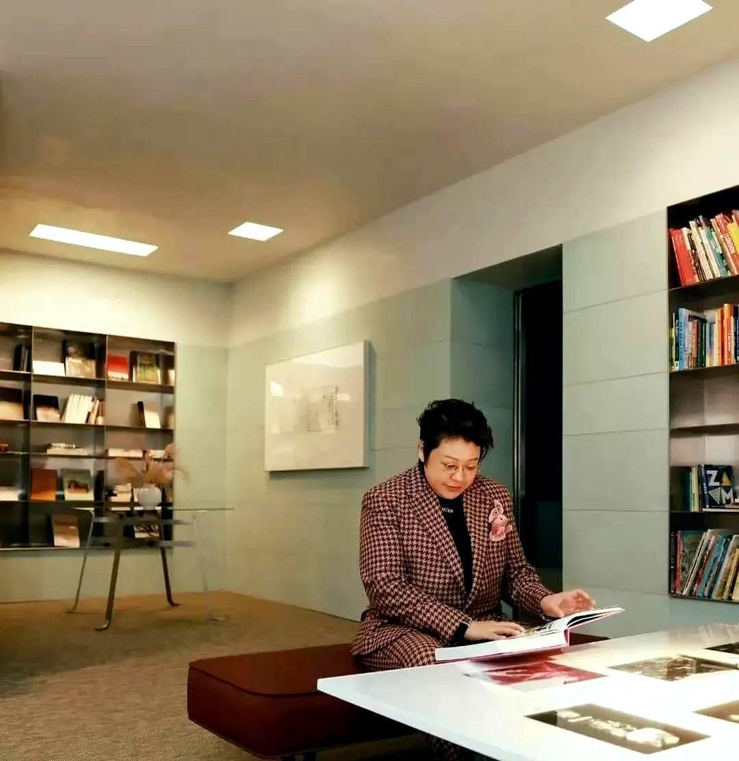 这是韩红啊！
差点没认出来！
这打扮，真是太美了！
姐妹们快看！
这身造型完全颠