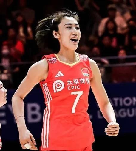 昨天那场女排对决，波兰队给中国队狠狠上了一课！场上漏洞百出：一传摇摇欲坠，战术混