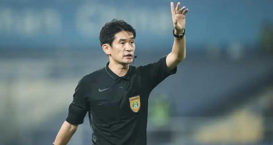 申花球迷又被算计了？
名单出来那一刻，群里已经骂成一锅粥。
三个北京裁判＋VAR