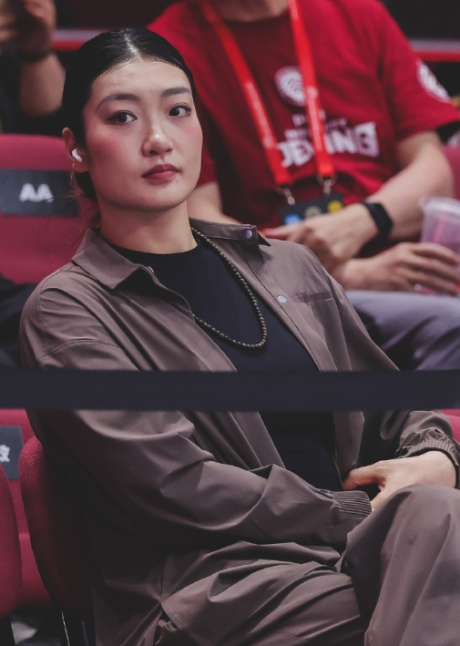 女篮热身赛不见李梦，今天再胜波黑赛后，宫鲁鸣指导终于谈到了李梦的情况：李梦是一个