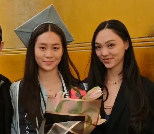 这是李连杰和第二任妻子利智所生的三女儿和四女儿，都没有遗传到利智的美貌，要说有一