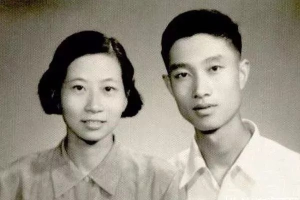 1976年徐景贤进去后，在里面一直身体不好。他夫人葛蕴芳写信申述，于是徐景贤提前